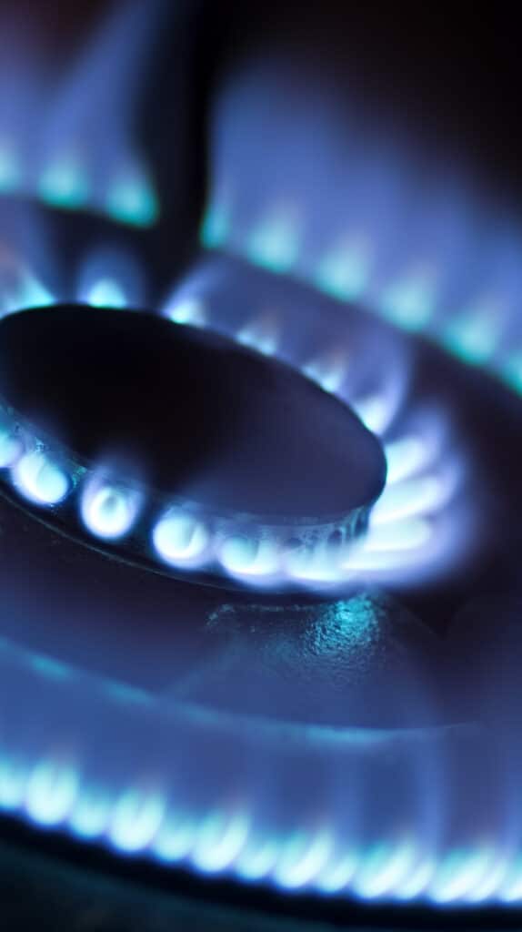 gas stove Flamme bleue d’un brûleur à gaz, illustrant la fourniture de gaz naturel dans le cadre de l’optimisation des contrats par un courtier en électricité et gaz pour entreprise.